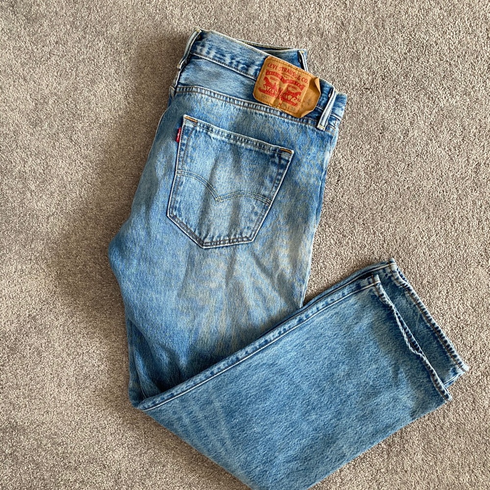 Men’s Levi light wash classic jeans